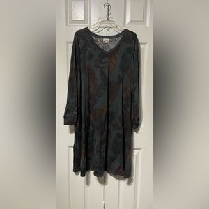 Gently Used LulaRoe long sleeve V neck feather dress